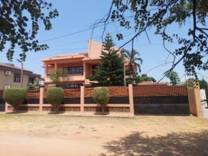 VENDE-SE DÚPLEX TIPO 5 Duplex (R/C + 1º andar) Num Terreno de 22m x 40m