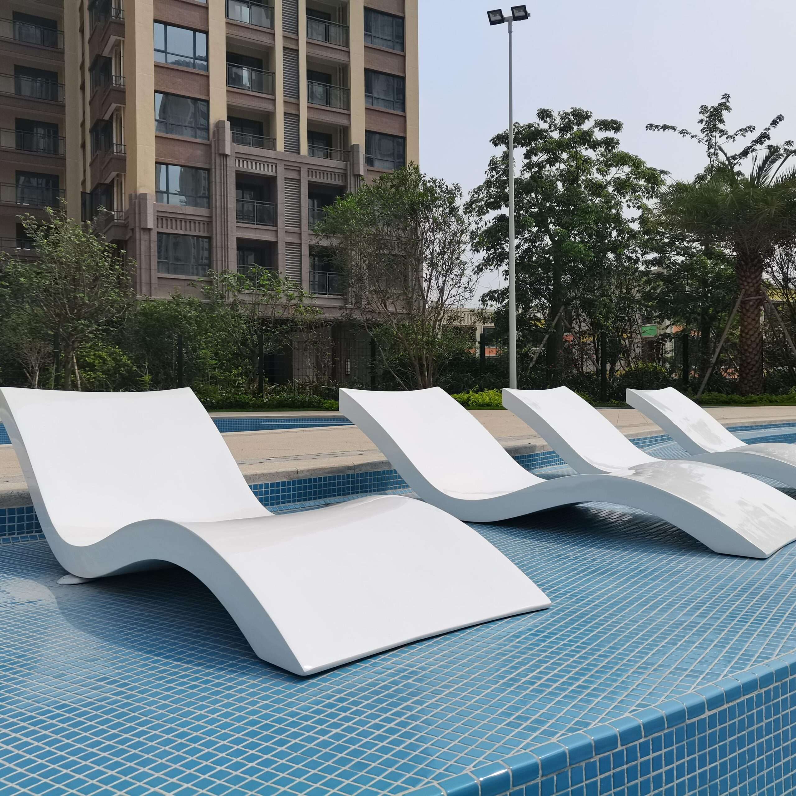 Espreguiçadeira Moderna Grande de Fibra de Vidro para Piscina, Cadeira Curva à Prova de Intempéries para Decoração de Piscinas de Hotéis de Luxo